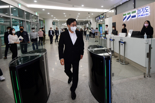 김동연 경기도지사가 7월 1일 오전 경기도 수원시 경기도청으로 첫 출근을 하고 있다. 김 지사는 집중호우로 인한 피해 상황 점검 등을 위해 취임식을 취소했다. <사진공동취재단>